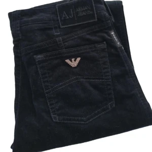 Svarta jeans från Armani Jeans - Snygga svarta jeans från Armani Jeans med klassisk design. De har en stilren look med en liten logga på bakfickan. Perfekta för en stilren och elegant outfit. (ganska långa i längden)