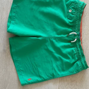 Gröna badshorts från Polo Ralph Lauren - Snygga gröna badshorts från Polo Ralph Lauren. Det är M barn och xs för vuxna. Nypris ca 1000kr. Hör av er vid minsta fundering.
