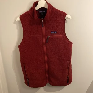 Patagonia väst - Säljer nu en riktigt snygg väst i den sällsynta färgen vinröd. Perfekt till våren och en mysig väst som passar till princip allt. Ny skick. Storlek M men passar S. Kontakta gärna mig vid vidare funderingar eller frågor.
