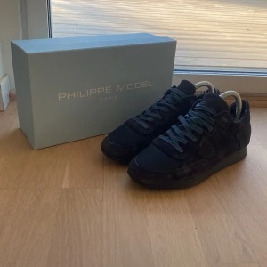 Philippe Model Trainers  - Säljer nu ett par riktigt snygga marinblåa Philippe Model Trainers . Skorna är som nyskick och är nästan oanvända. Skriv gärna vid minsta fundering och priset kan diskuteras. 
