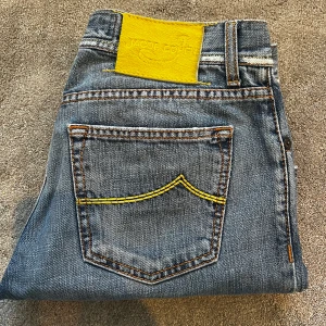 Blå jeans från Jacob Cohën - Skick: 9/10, liten slitning vid botten av benet - Storlek: 31 - Längd:98cm Midja:39cm ben:19cm - Nypris: 5000 kr+