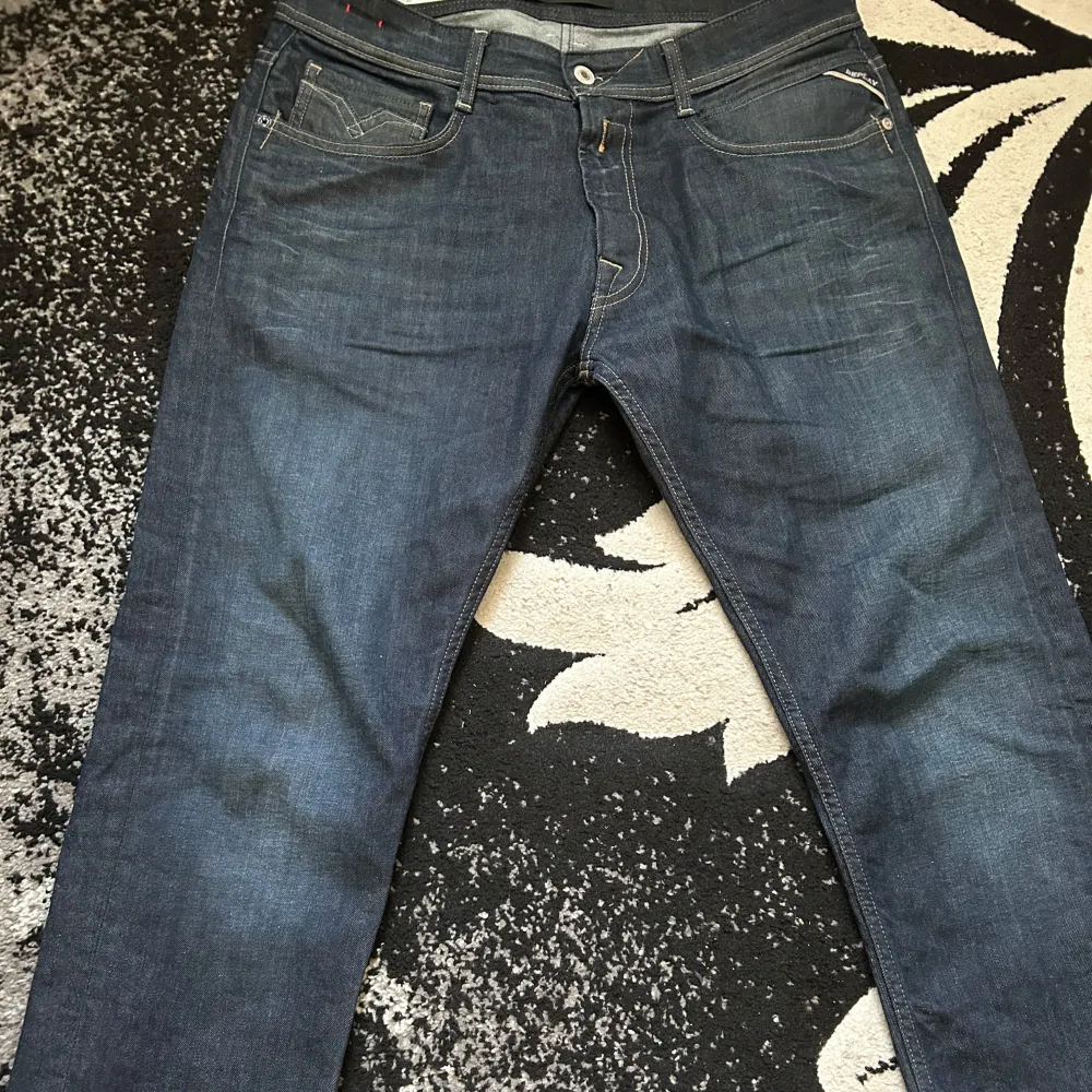 Snygga mörkblå jeansbyxor med klassisk femficksdesign och kontrastsömmar. Byxorna har en normal passform och är perfekta för en avslappnad stil. De har en dragkedja och knapp framtill.. Farkut & Housut.