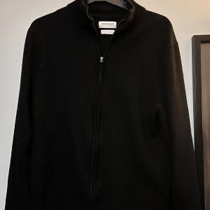 These glory days - svart kofta  - These glory days - svart kofta. Storlek S