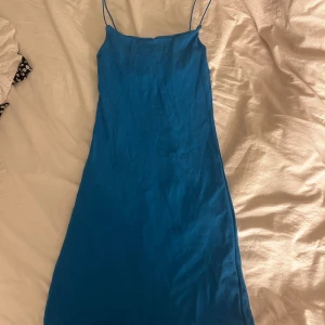 Blå klänning - Super vacker tight blå klänning från Zara! Använd några fåtal gånger så skicket är fortfarande bra! Tyget är relativt tjockt så det inte syns igenom men ändå luftigt så perfekt till sommaren! Jag älskar hur den sitter på men den börjar bli lite kort på mig! För referens är jag 169 cm lång och brukar bära storlek S/M. 