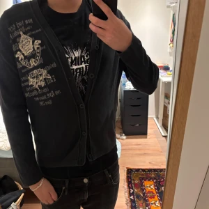 Cardigan - Tja, säljer en Cardigan ifrån Okny Jeans. Skick 8/10. Storlek M. Nypris runt 1500, mitt pris är 479. Hör av dig vid frågor o funderingar!
