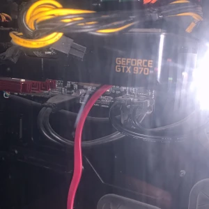 Grafikkort GeForce GTX 970 kan byta också - Säljer ett GeForce GTX 970 grafikkort från NVIDIA. Perfekt för gaming och grafikintensiva applikationer. Kortet har flera anslutningar och kräver extern strömförsörjning. Passar bra för dig som vill uppgradera din dator för bättre prestanda.