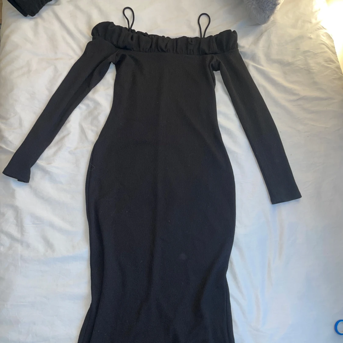 Svart offshoulder klänning från H&M - 1