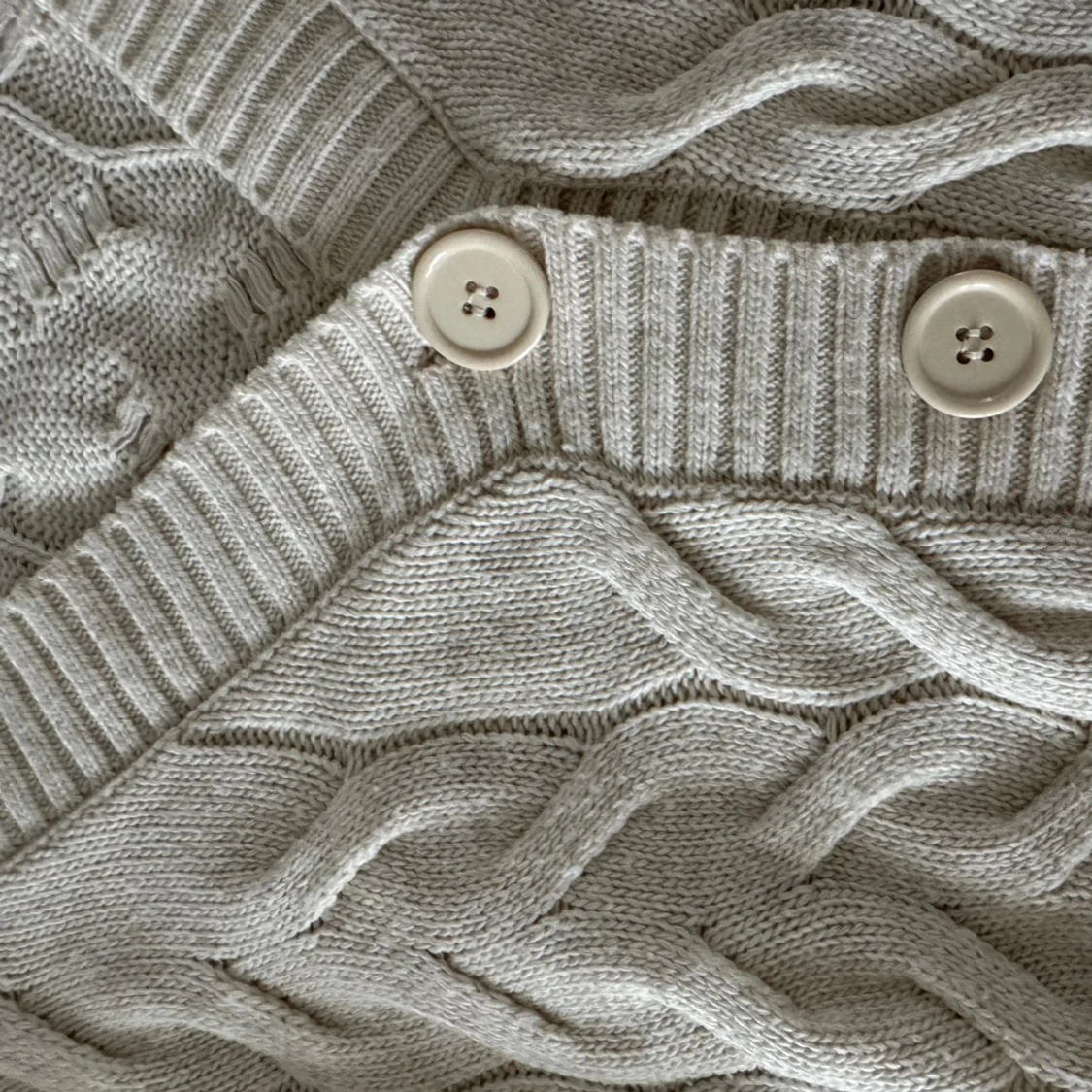 Vit stickad kofta med flätmönster💓 - 91