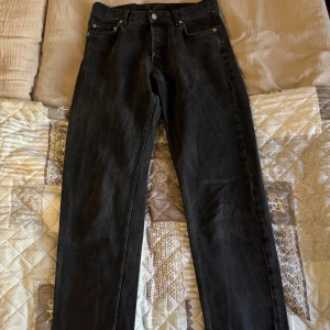 Svarta urtvättade jeans  - Riktigt snygga jeans från Weekday i en svart lite urtvättad färg. De är använda kontinuerligt men inga fläckar eller hål. Jeansen är 107cm långa. Nypris ca 600kr 29W/34L