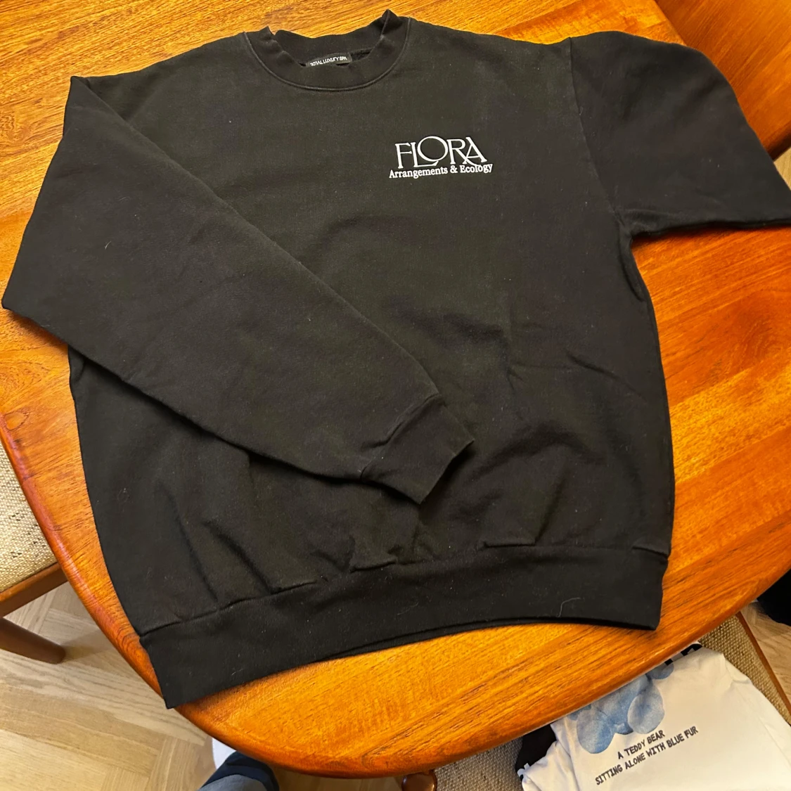 Svart sweatshirt från Flora