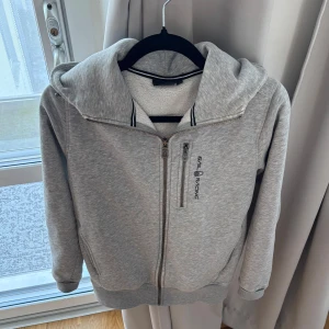 Grå Sail Racing Hoodie - Välskött Hoodie, inga skador. Sitter som en XS ska göra (160-170cm)