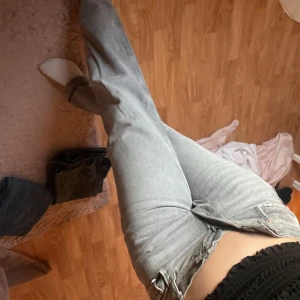 Grå jeans från Perfect Jeans - Snygga grå jeans från Perfect Jeans, passar ej längre🥰