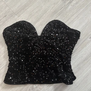 Glitter tube top  - En jätte fin och lättanvänd glittrig tube top. Originellt från Gina Tricot men finns ingen lapp kvar dock🙈 Har dragkedja på sidan. Fråga gärna om ni har frågor!!