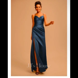Mörkblå långklänning från JJs House - Jätte fin balklänning i marinblå färg med öppen rygg, korsande rygg design och smala axelband från JJs House i storlek 36. Använd en gång i 9ans bal. Säljer för den inte kommer till användning. Nypris 1500kr. 