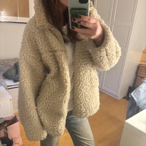 Teddy jacka  - Säljer sötaste gosigaste teddy jackan perfekt till våren!!🌷 