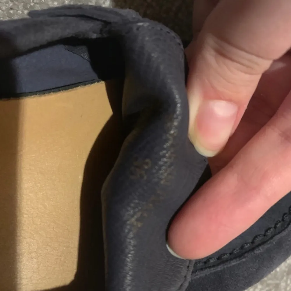 Loro Piana Summer Carm Walk i använt skick, därav priset. Köpta begagnat så inga äkthetsbevis men ser ut som de jag själv köpt från hemsida. Dustbags medföljer! Möts upp eller postas efter Swish🎀. Kengät.