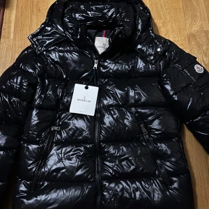 Moncler maya jacka - Nytt skick väldigt bra för vår väder aldrig använt pris går att diskutera för mer info och sånt är det bara va !