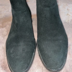 Chelsea Boots Tiger stl 40 - Sparsamt använda herr boots från Tiger i mocka. Mycket fint skick.  Stora i storleken motsvara 42, mäter 27 innersula och 30 yttersida.