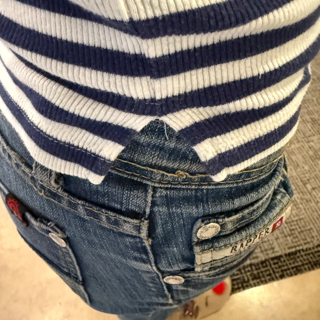 En vit blå randig långärmad tröja - 3