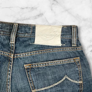 Blå jeans från Jacob Cohën - Snygga blå jeans från Jacob Cohën med klassisk femficksdesign och knappgylf. Tillverkade av högkvalitativt japanskt denim. Perfekta för en stilren look. Perfekt kvalité, schyssta till våren. Dessa är storlek 30! För fler bilder eller funderingar, kontakta oss! 