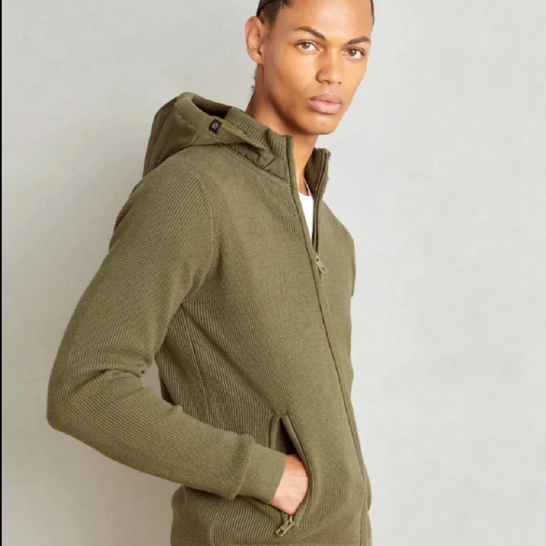 Olivgrön hoodie från Indicode - 3