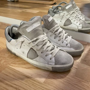 Philippe model skor - Säljer nu dessa riktigt feta Philippe model skorna i vit grå och blå färg. De är i riktigt bra skick. Box och allt og medföljer, om du har några funderingar är det bara att fråga! Priset är ej hugget i sten!🪨 