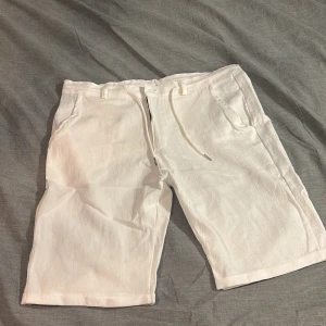 Linne shorts - Ett par helt o hållet oanvända linneshorts. Skönt linnematerial och perfekt till sommaren. Nypris 499kr