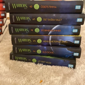 Warriors bokserie av Erin Hunter - Säljer alla wariness böker på svenska fram tills fjärde svit den 3 boken köpt för 150kr styck. en samling av Warriors-serien av Erin Hunter, utgiven av Bokfabriken.  Perfekt för fantasyälskare som vill dyka in i en värld av klaner och äventyr. Kontakta mig om vilken bok ni vil ha kostar 100kr styck 