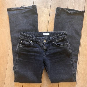 Svarta jeans - Snygga svarta jeans från Gina. Dom är raka och low rise. Innerbens längd 74 och midjemått 35. Dom har lite slitningar längst ner. Skriv om ni har frågor💗