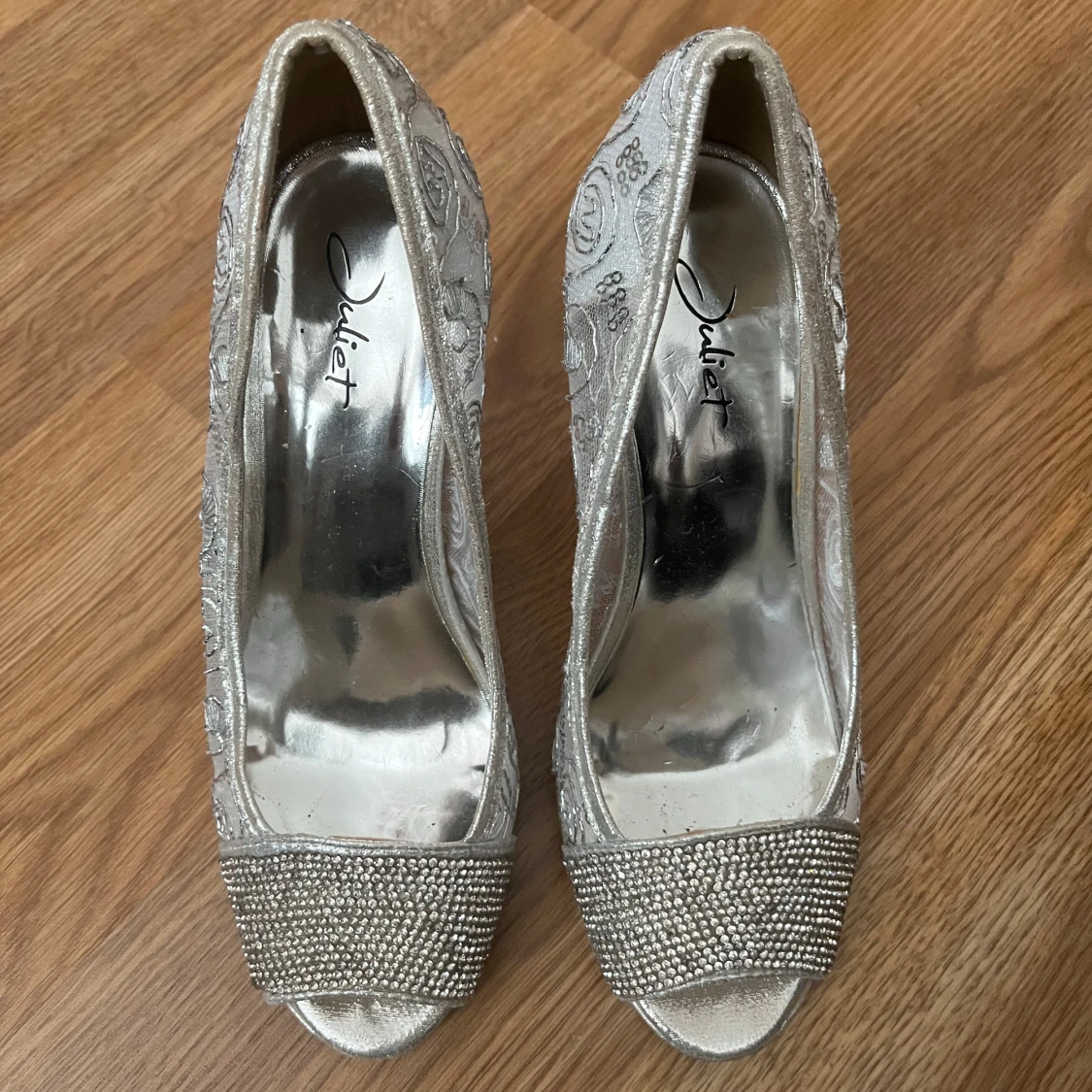 Silvriga pumps med broderad design - 2