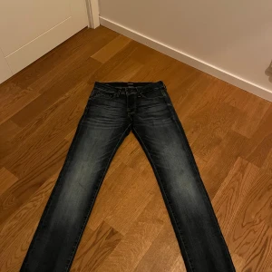 Mörkblå jeans från Jack & Jones - Snygga mörkblå jeans från Jack & Jones i modellen Slim/Glenn. Hör av dig vid funderingar!