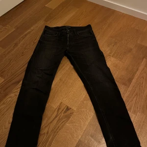 Svarta jeans - Svarta jeans med en klassisk design. De har en bekväm passform. Hör av dig vid funderingar!