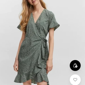 Grön omlottklänning med prickar - Grön omlottklänning med prickar från Vero Moda. 
