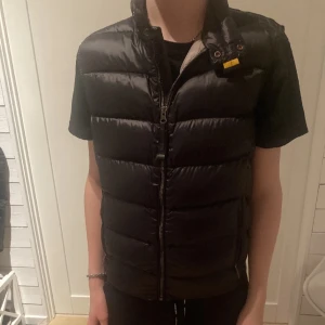 Svart dunväst från Parajumpers - Säljer en svart parajumpers väst i storleken S. Västen  har bra skick! Hör av dig vid funderingar mvh/ag.resell
