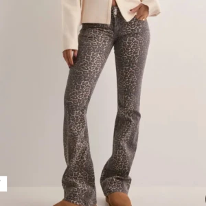 Leopard Bootcut jeans - Leopard bootcut low waist jeans från nelly! Används inte och har aldrig används 🤩🤩hör av dig vid frågor 🫰🏻