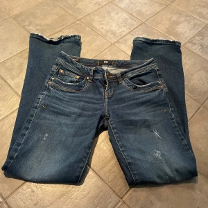 Blå jeans från LTB - Snygga blå jeans från LTB i storlek W26 L30🥰De har en slitning som man ser på bilden💞Nypris var 800kr men säljer för 300kr💕