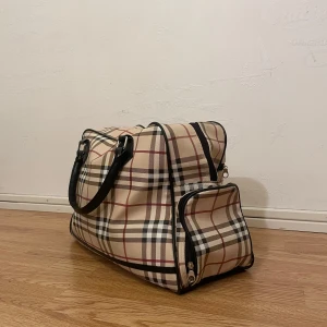 Berburry väska -  Väskan har 3 extra fack, stabil botten och är i bra kvalitet. Den ända skavanken är dragkedjan (se bild 4) Priset går definitivt att diskuteras. Tveka inte på att höra av dig vid minsta fundering😃