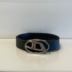 Diesel bälte  - Snyggt svart diesel bälte, har använt 2 gånger. Bältet är i helt ok skick 🤍