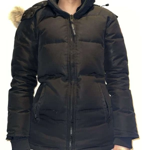 Chelsea parka Canada Goose XS - Säljer en svart dunjacka från Canada Goose med pälskantad huva. knappt använd inga defekter XS
