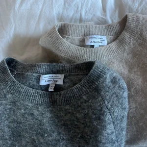 Beige och grå tröja från & Other Stories - !Säljer 150kr st, men båda säljs för 300kr! Den gråa är i S och beige i XS. Två stilrena tröjor från & Other Stories i beige och grått. Båda tröjorna har en rund halsringning och trekvartsärmar, Perfekta för både höst och vår. Skriv vid frågor och funderingar💕