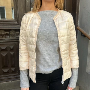 Trekvartsärmad dunjacka  - Så så fin trekvartsärmad dunjacka i en fin krämvit färg som kommer vara så fin till våren och sommaren😍 Har små fina volanger och fickor som detalj💕