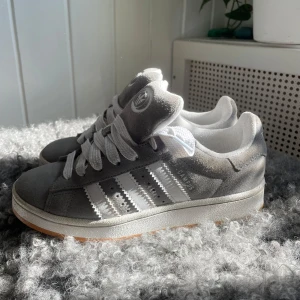 Grå Adidas campus - Säljer nu mina så snygga adidas campus 00’s i grå färg! Använda max 20 gånger förra året så inte helt nya men i helt skick. Nypris runt 1450kr på junkyard och Nelly❣️❣️passar 36-37❣️grå skosnören medföljer