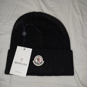 Moncler mössa - Har haft den denna vinter men säljer då jag behöver pengar. Skriv vid funderingar!
