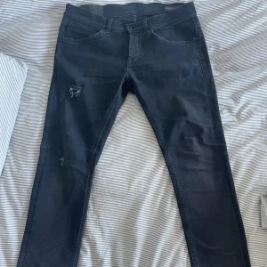 Dondup jeans  - Säljer dessa otroligt snygga och stilrena dondup jeans | storlek 31 | skick 8/10 | Nypris ca 3000 kr | mitt pris 899 | hör av er vid fler funderingar och bilder. 