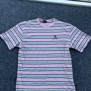 Sweet Sktbs - T-shirt ifrån Sweet. Använd mycket men inga defekter. Storlek M men sitter mer åt L hållet