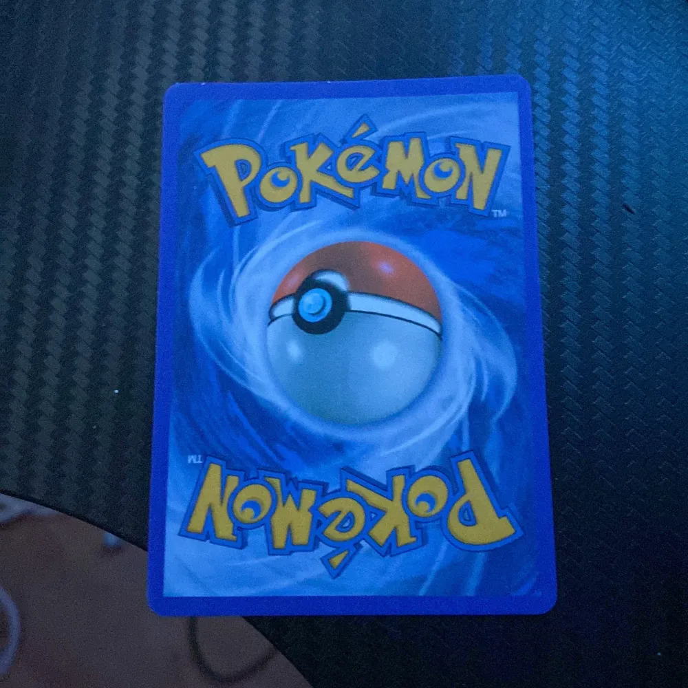 Säljer ett Kingler VMAX Pokémonkort med 330 HP. Kortet har en färgglad design och inkluderar attacker som Bubbles Galore och G-Max Pincer. Perfekt för samlare eller spelare som vill förstärka sin kortlek. Kortet har en holografisk yta som ger det en extra glans.. Muu.
