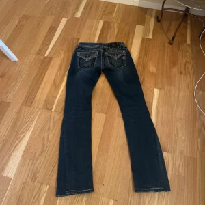  Miss Me jeans - Snygga blå jeans från Miss Me. De är om sydda från skinny till bootcut och in sydda i midjan så de passar w24. 