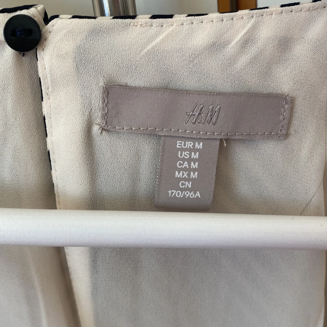 Randigt helfodrat linne med smala axelband - 4