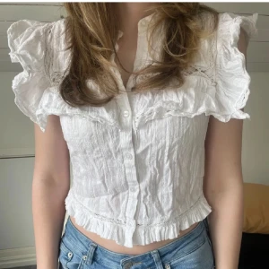 Jättefin sommartopp!  - Superfin topp som är perfekt till sommaren! Den är i mycket bra skick men skulle behöva strykas bara!