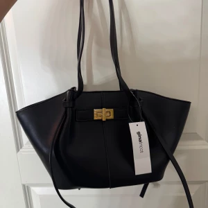 Gina tricot väska  - Väska från Gina tricot (midi long strap bag) aldrig använd prislapp kvar